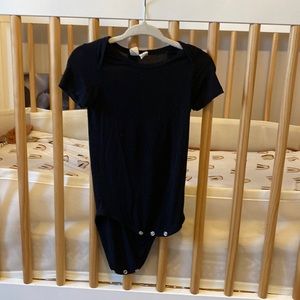 Kyte Baby short sleeve snap bodysuit in midnight.